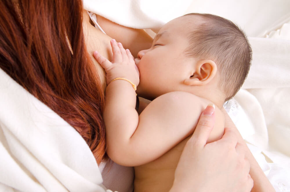 Cần cho trẻ bú sữa mẹ trong ít nhất 6 tháng đầu đời