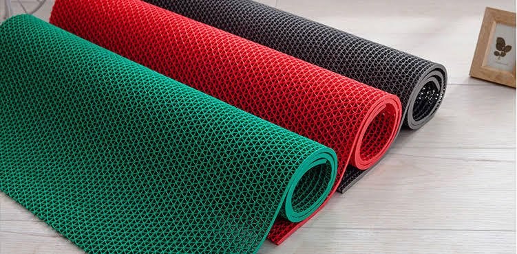 Thảm cao su có các khe nhỏ rất dễ bị bám rêu và có thể gây mùi khó chịu