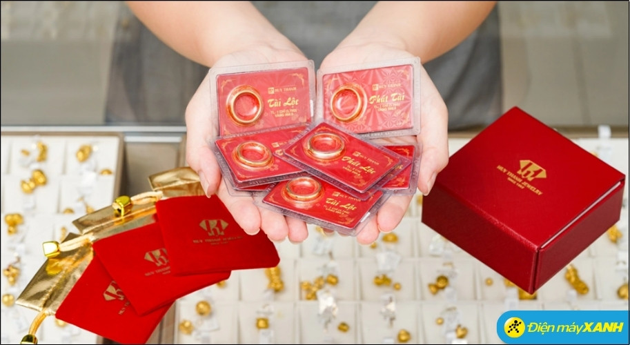 Việc mua một chút vàng vào ngày đầu tháng được xem là cách khai lộc, giúp dòng tiền của bạn trong cả tháng đó luôn dồi dào