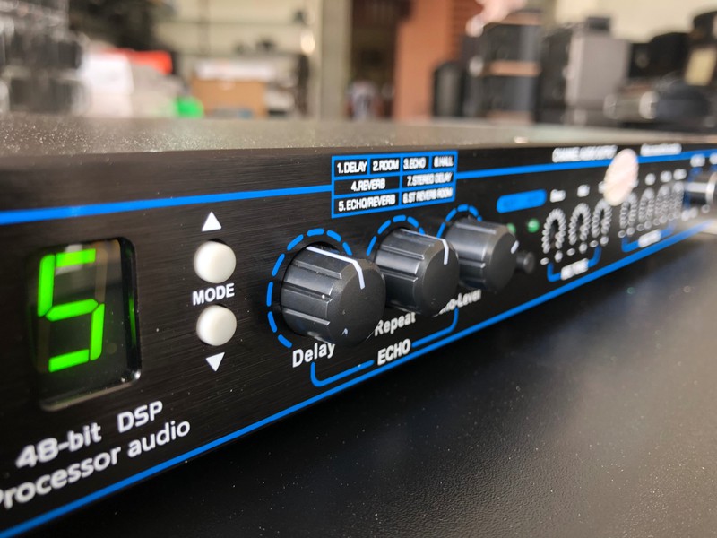 Vang cơ còn có tên gọi tiếng Anh là Analog Mixer