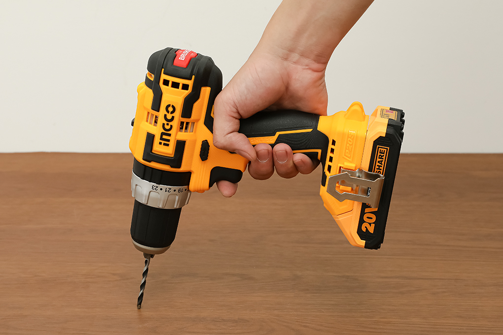 Máy khoan vặn vít pin Ingco CDLI20024 20V giúp bạn thao tác linh hoạt ở bất cứ đâu mà không vướng víu dây điện