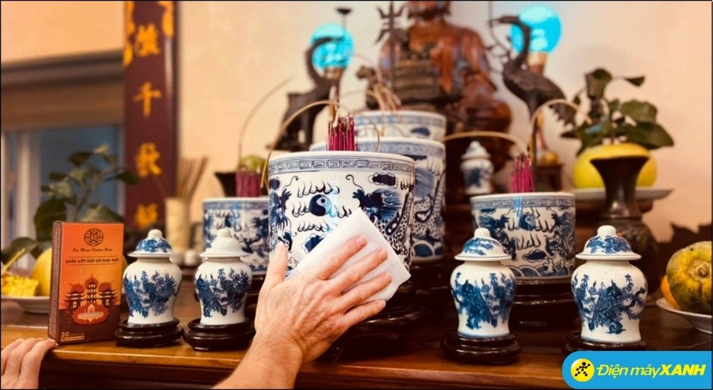Bao sái bàn thờ và tỉa chân nhang là nghi thức tâm linh truyền thống của người Việt