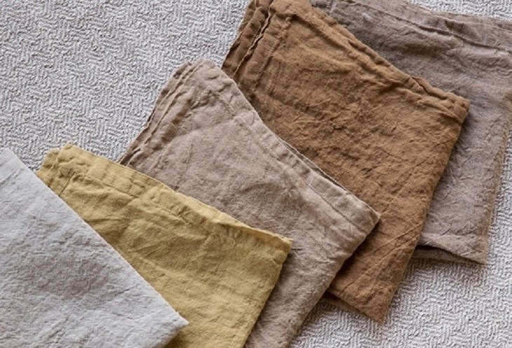 Vải linen là vải lanh sản xuất từ sợi cây lanh tự nhiên, hấp thụ độ ẩm tốt và độ bền cao