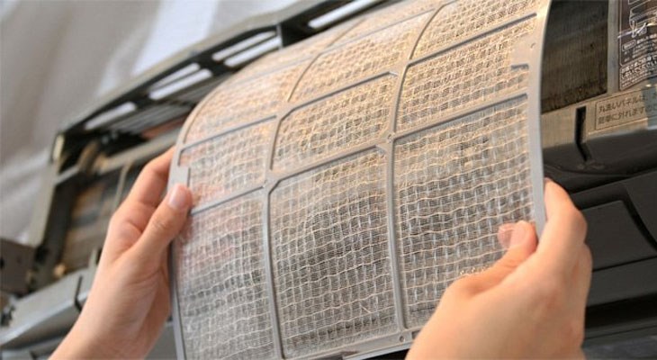 Khi sử dụng điều hòa một thời gian mà không tiến hành vệ sinh định kỳ khiến lớp bụi bẩn tích tụ quá dày cản trở hơi lạnh