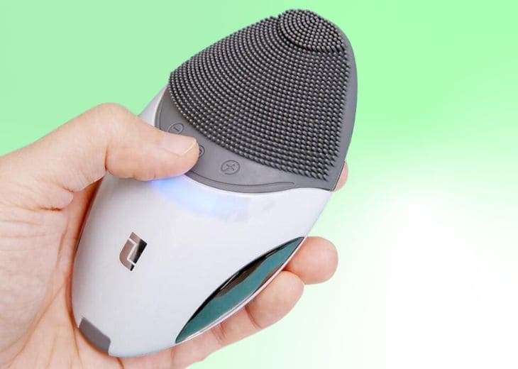 Máy rửa mặt và nâng cơ mặt Lifetrons CMD-100 sở hữu công nghệ năng lượng ion loại bỏ bụi bẩn nằm sâu dưới da