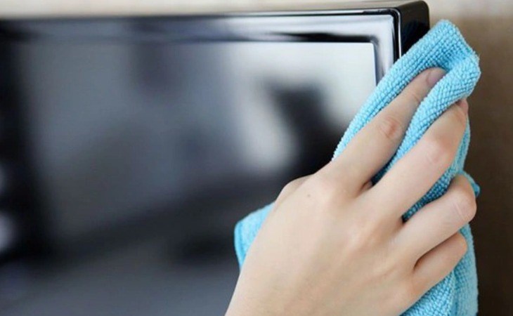 Nên vệ sinh, lau sạch bùn đất khi thiết bị điện bị dính nước