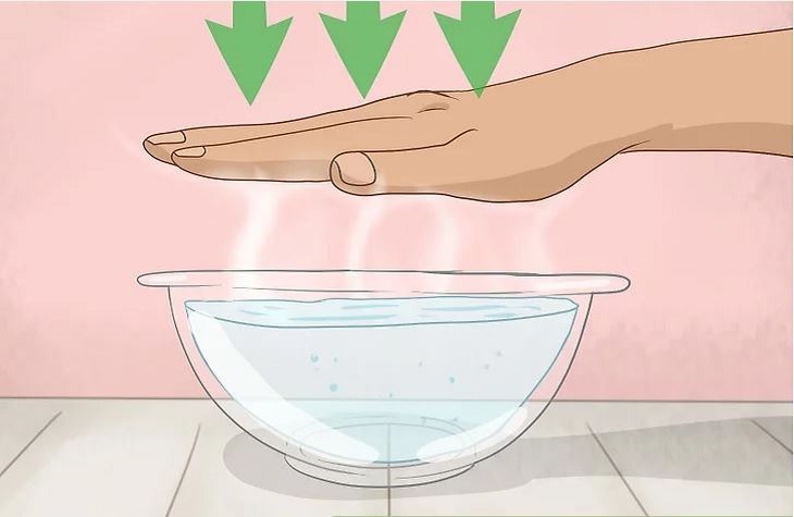Giữ bàn tay của bạn gần mặt nước