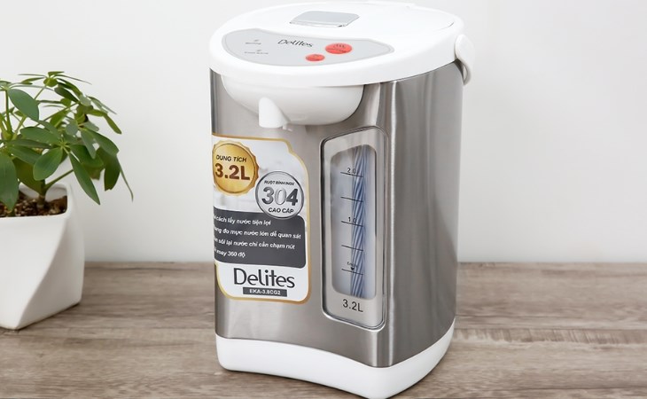 Người dùng lấy nước của bình thủy điện Delites EKA-3.8CG2 3.2 lít bằng cách nhấn nút điện tử