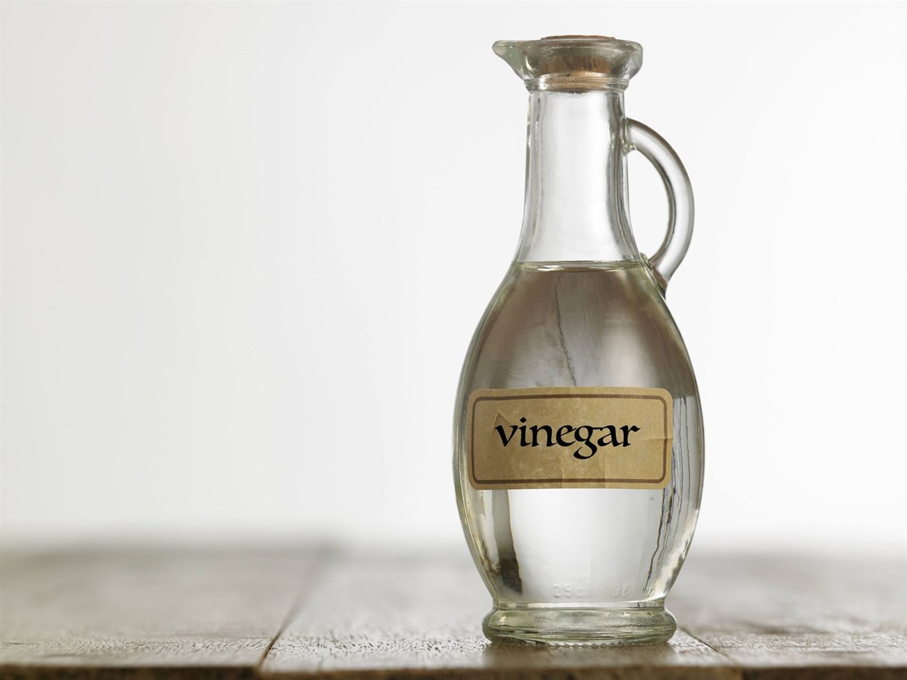 Sử dụng giấm trắng để vệ sinh lò vi sóng