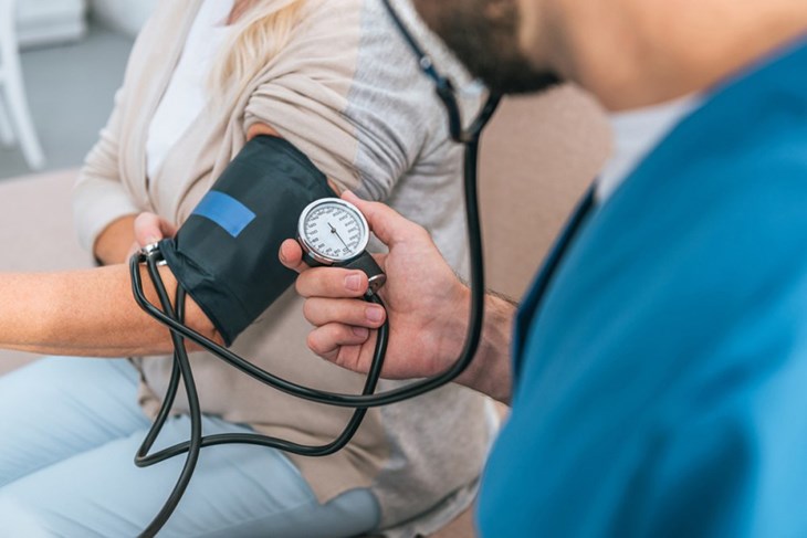 Bàng quang đầy nước tiểu có thể khiến điểm đo huyết áp tăng thêm 10 đến 15mmHg