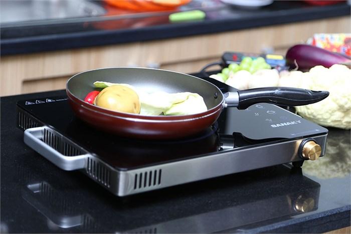 Chọn nồi có đường kính 10cm đến 26cm, đáy bằng phẳng để không xảy ra cảnh bảo nồi không phù hợp