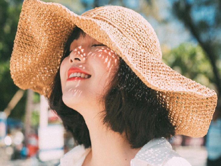 Tránh để tóc tiếp xúc với trời nắng