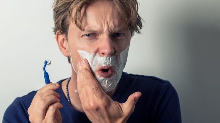 Cạo không đúng kỹ thuật là một trong những nguyên nhân gây thâm viêm lỗ chân lông sau khi cạo râu