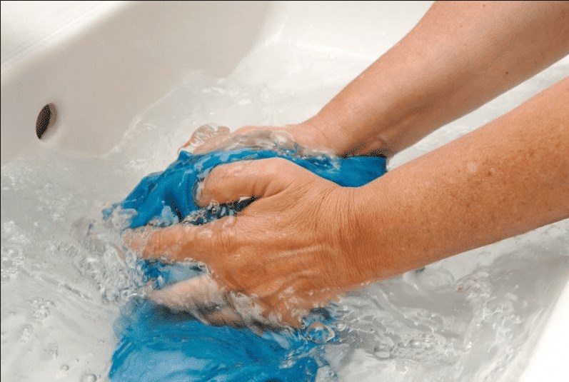 Xả sơ quần áo trước khi giặt để loại bỏ các bùn đất, bụi bẩn ra khỏi bề mặt áo