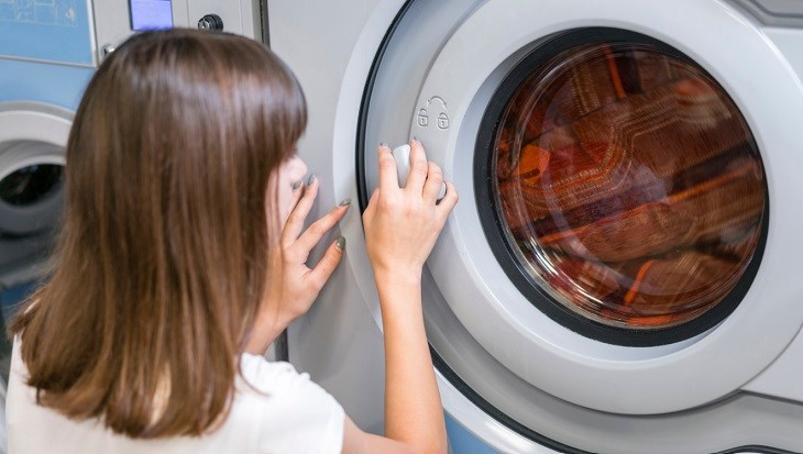 Đèn trên bảng điều khiển có thể nhấp nháy khi máy giặt vẫn xả nước nhưng không quay