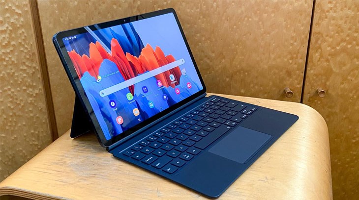 Samsung Galaxy Tab S7 là chiếc máy tính bảng chạy hệ điều hành Android, có thiết kế tuyệt đẹp, màn hình hiển thị lớn với 120 Hz siêu mượt, cấu hình khủng, camera kép ấn tượng và bút S Pen cùng một số công cụ hữu ích giúp bạn hòa mình vào không gian giải trí và nâng tầm năng suất sáng tạo của bạn.