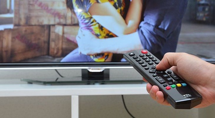 Reset tivi là quá trình khôi phục lại thiết lập cài đặt gốc từ nhà sản xuất cho thiết bị tivi