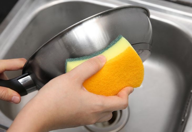 Miếng rửa chén sợi cước 3M Scotch Brite giúp chén nhà bạn trở nên sạch bóng