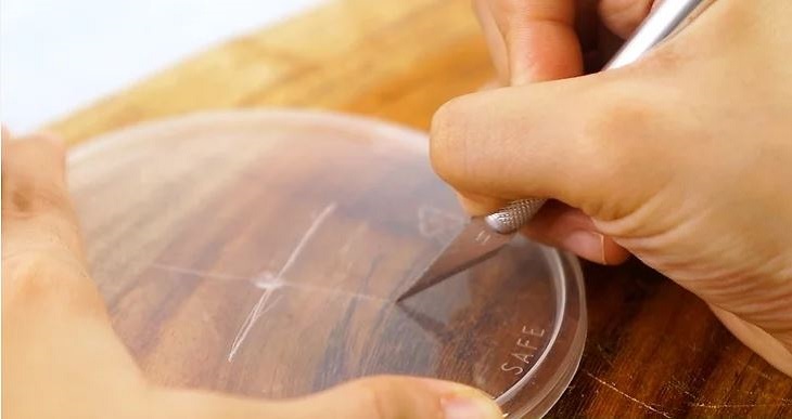 Dùng dao rạch hình chữ X trên nắp hộp