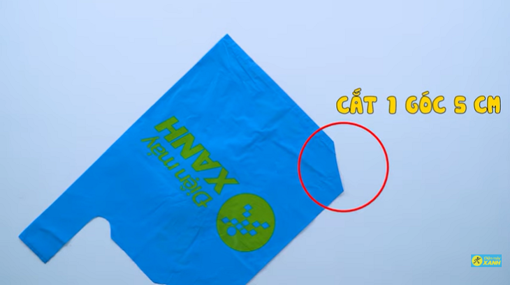 Cắt 1 góc khoảng 5cm ở đáy túi ni lông