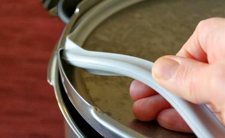 Người dùng cần tháo rời vòng cao su ở nắp nồi để làm sạch hoàn toàn vụn thức ăn