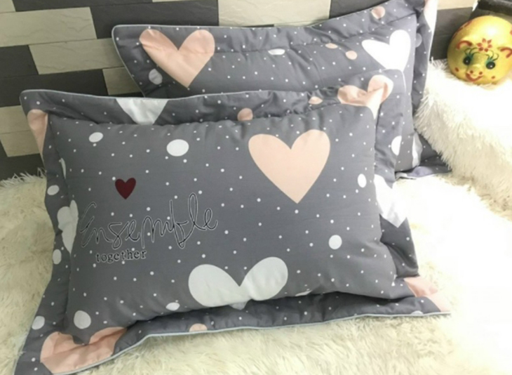 Trước khi bắt đầu may vỏ gối cho gia đình mình, bạn cần chọn loại vải thích hợp