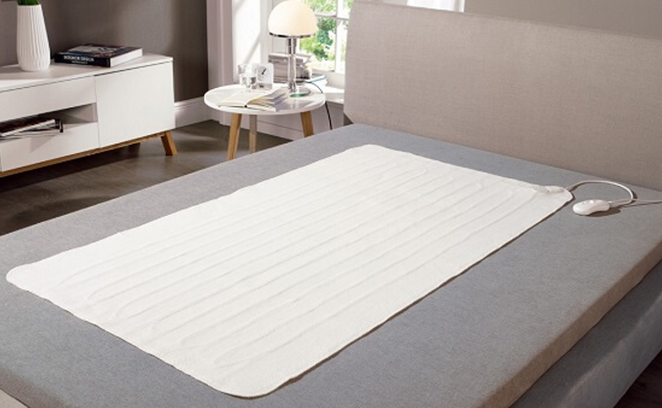 Trải đệm điện lên bề mặt cứng trước khi sử dụng