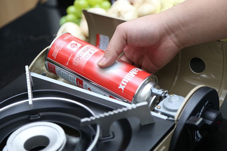 Bạn hãy lắp bình ga mini vào đúng khớp trên bếp