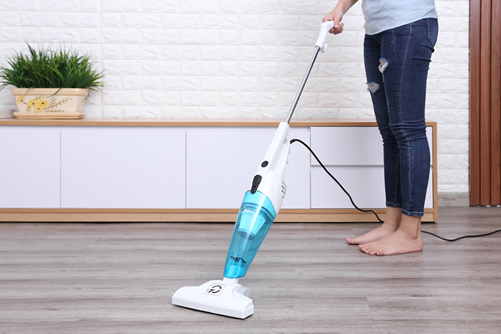 Làm sạch bụi và mảnh vụn trên sàn nhà