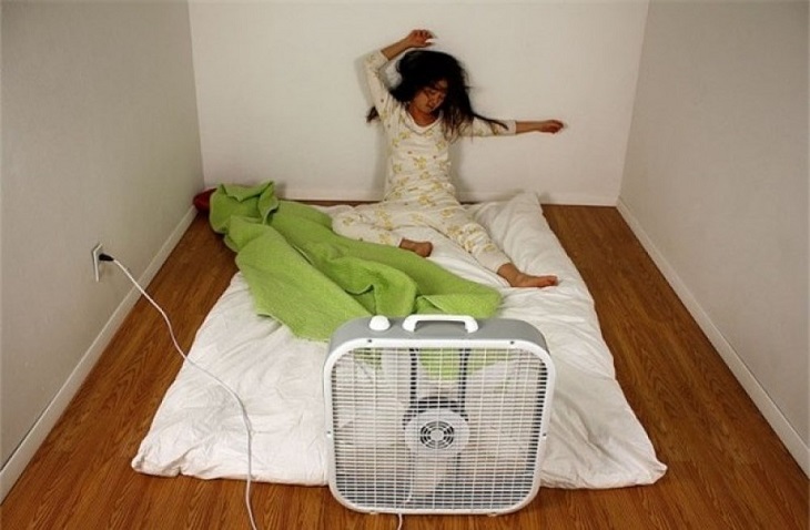 Thay đổi ngay thói quen bật quạt xối trực tiếp vào người khi ngủ