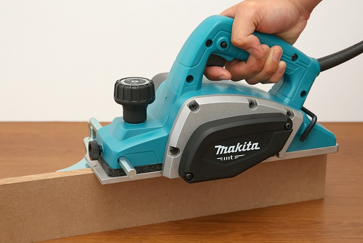 Nên để máy bào gỗ Makita M1902B 580W dừng hẳn sau khi tắt máy trước khi đặt xuống