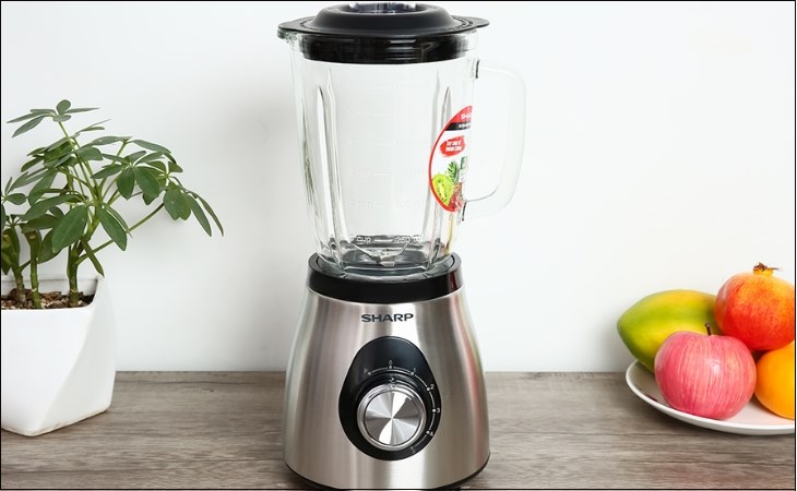 Máy xay sinh tố Sharp EM-S155GV-ST có cấu tạo gồm phần thân và phần cối xay tiện lợi, giúp xay nhuyễn thực phẩm nhanh chóng