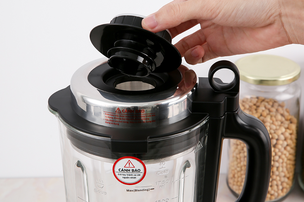 Bước 1: Bạn cho thực phẩm vào cối và đóng nắp