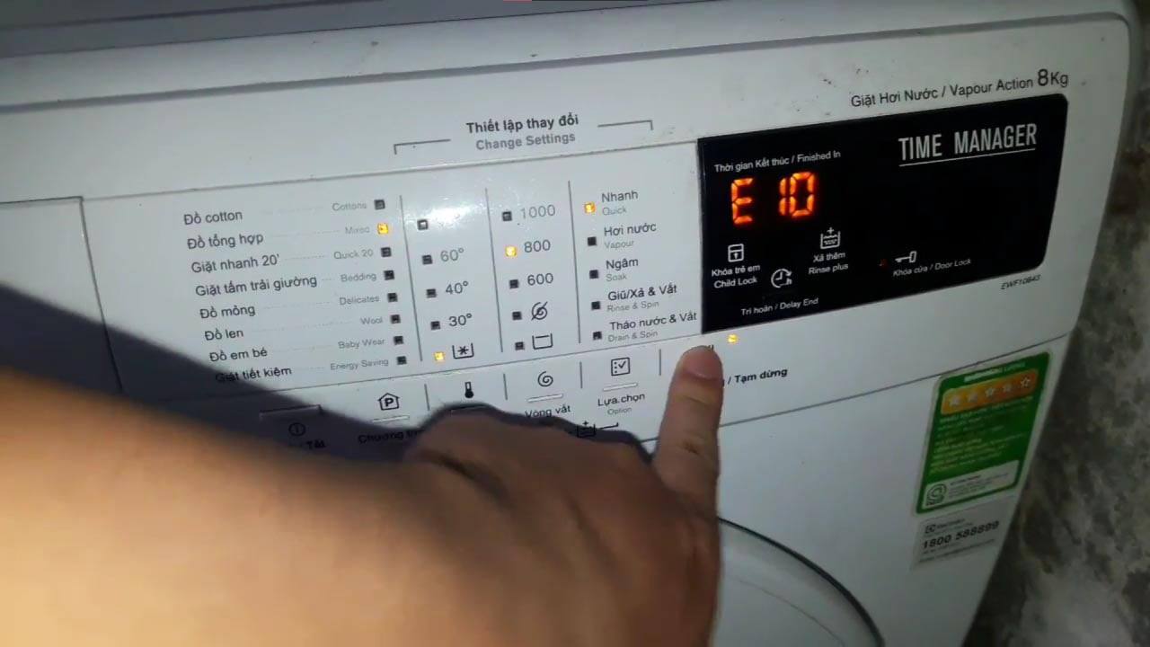 Máy giặt Electrolux báo lỗi E10 trên màn hình kèm tiếng bíp và dừng hoạt động - dấu hiệu dễ nhận biết