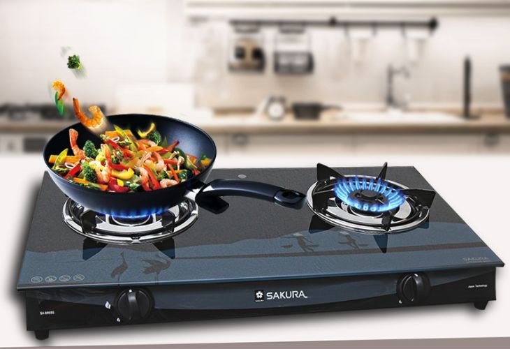 Nên đặt mâm chia lửa của bếp ga đôi Sakura SA-695SG đúng vị trí để không bị bùng lửa