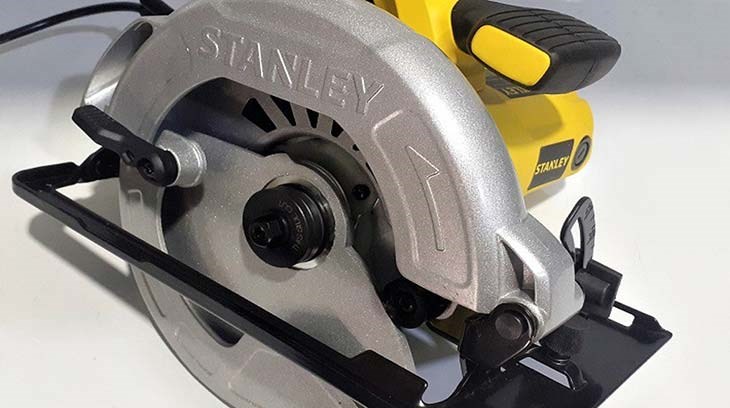 Máy cưa đĩa Stanley SC16-B1 1600W có vỏ máy bằng hợp kim nhôm cứng cáp, chịu lực tốt và khối lượng 3.9 kg