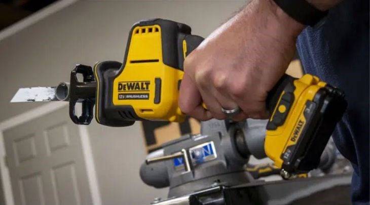 Máy cưa kiếm pin Dewalt DCS312N-KR 12V (không kèm pin, sạc) có lưỡi cưa là dạng lưỡi kiếm