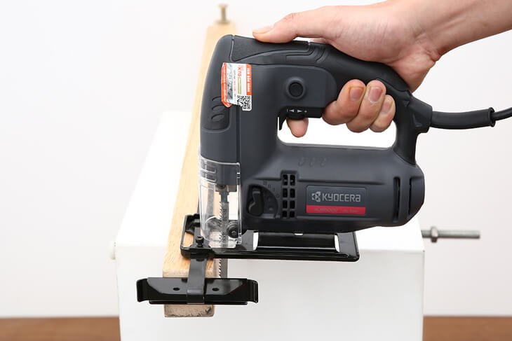 Máy cưa lọng Kyocera AJ6500V 400W có khả năng cưa theo đường thẳng, đường cong, uốn lượn chính xác