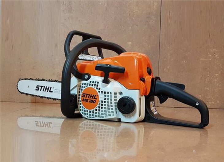 Máy cưa xích có thiết kế đặc biệt khi kết hợp giữa lam và xích hỗ trợ bạn chặt tỉa cành, đốn hạ cây, cưa xẻ gỗ dễ dàng