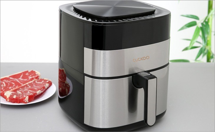 Nồi chiên không dầu Cuckoo CAF-G0510T 5.5 lít có khả năng tạo luồng khí nóng lên đến 200 độ C, giúp thức ăn chín vàng giòn tan, hạn chế tối đa dầu mỡ