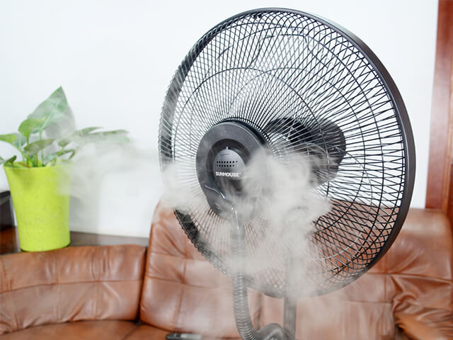 Quạt phun sương làm mát bằng cách phun hơi nước trực tiếp ra không khí