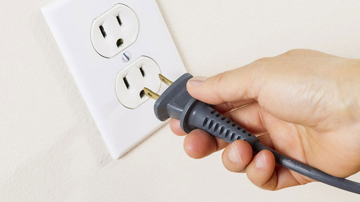 Với lỗi máy lọc nước không chạy, bạn nên kiểm tra kết nối với ổ cắm điện đầu tiên