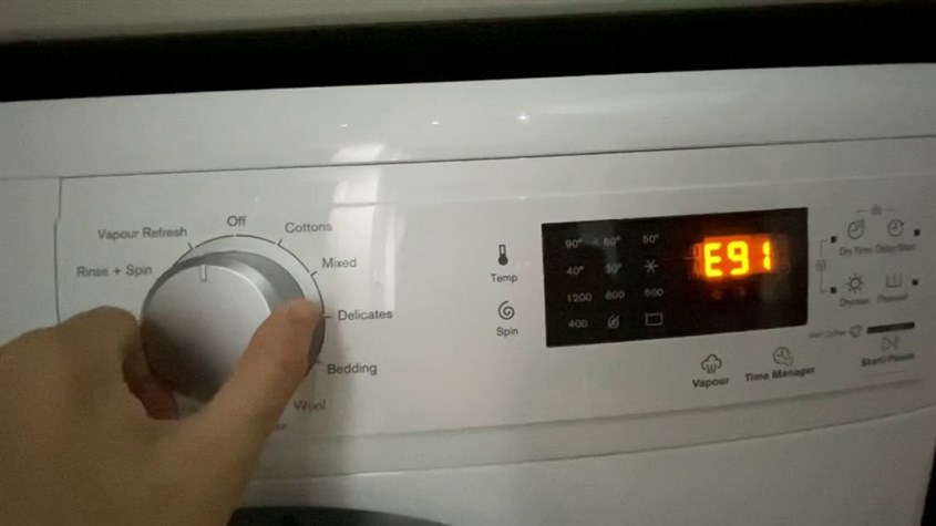 Khi gặp lỗi, máy giặt sẽ hiển thị lỗi E91 trên màn hình LCD