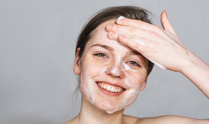 Nên rửa mặt 2 lần/ ngày với sữa rửa mặt