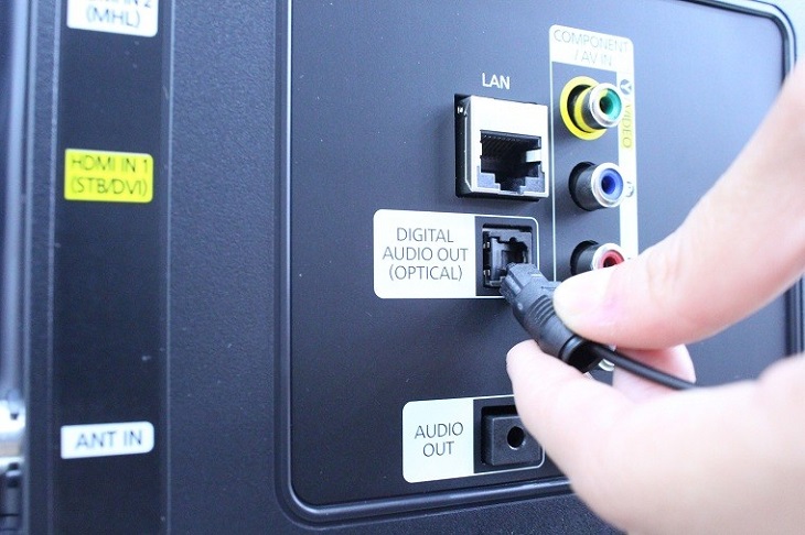 Gắn dây Optical vào cổng DIGITAL AUDIO OUT (OPTICAL)trên tivi