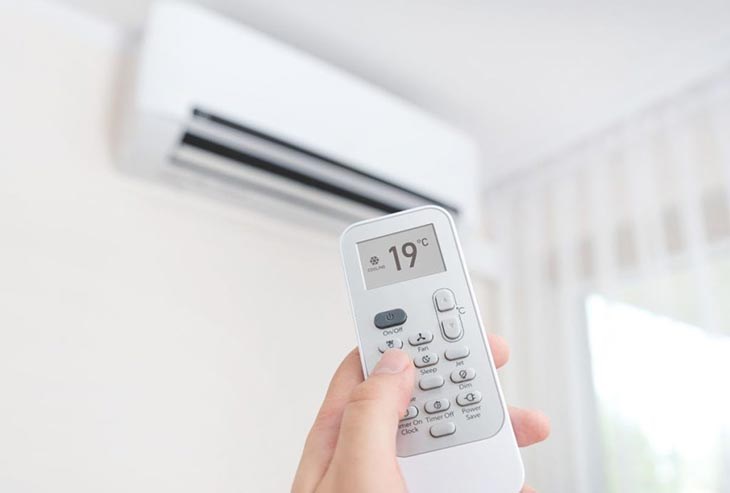 Tắt máy lạnh bằng remote giúp tùy chỉnh chức năng từ xa nhanh chóng, dễ dàng mà không cần di chuyển đến gần thiết bị