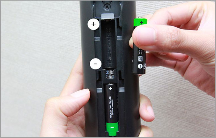 Thay pin nếu pin yếu hay hết pin, nhớ lắp đúng cực “+” và cực “-”