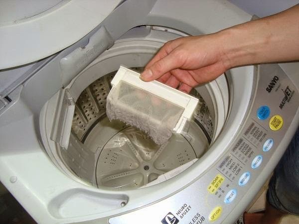 Túi lọc xơ vải và cặn bẩn của máy giặt bị rách hoặc dơ