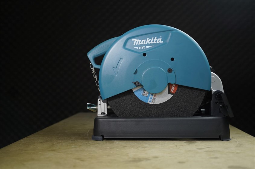 Máy cắt sắt Makita M2403B 2200W có thiết kế gọn gàng giúp người dùng dễ thao tác khi thi công