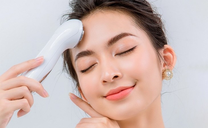 Máy massage mặt là một thiết bị làm đẹp ngày càng được nhiều chị em tin dùng